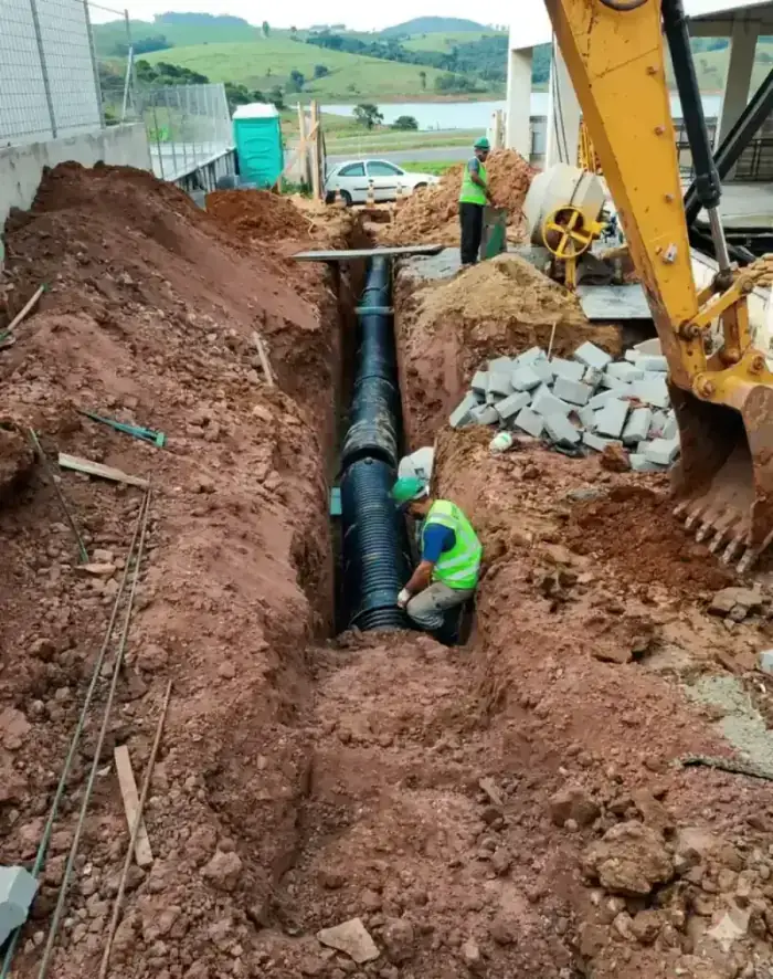 Obra de drenagem pluvial com tubo corrugado parede dupla PEAD em loteamento